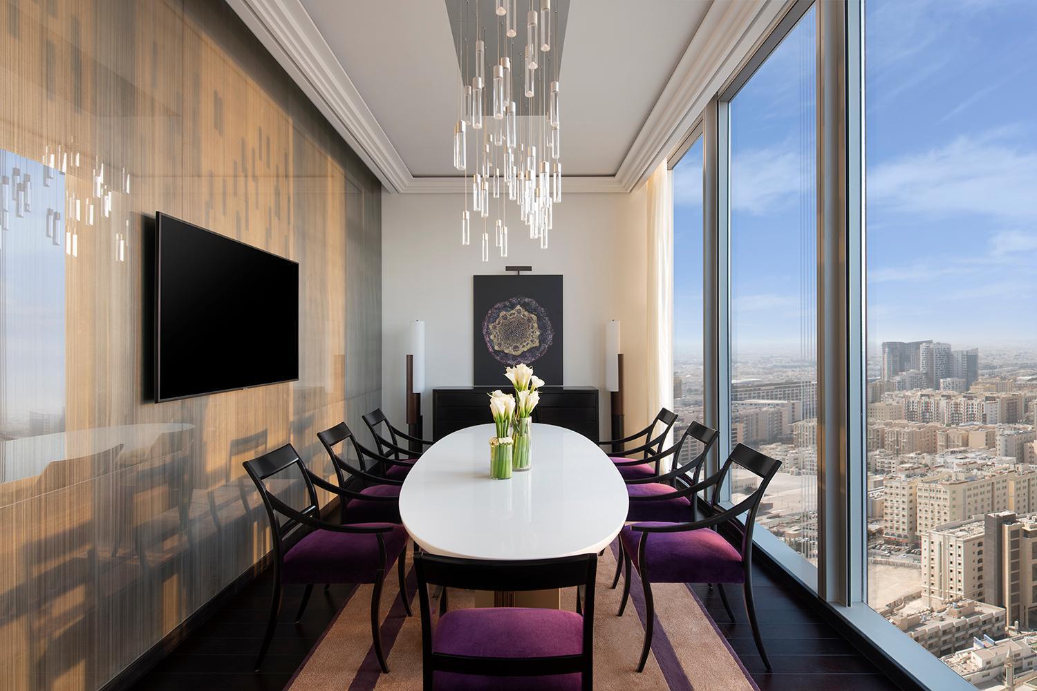Banyan Tree Doha At La Cigale Mushaireb Bilik gambar The dining room of a suite at the Ritz-Carlton, Riyadh